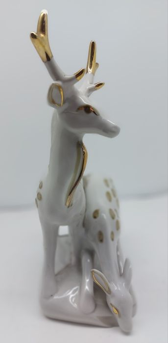 Фарфоровая статуэтка  Пара олений