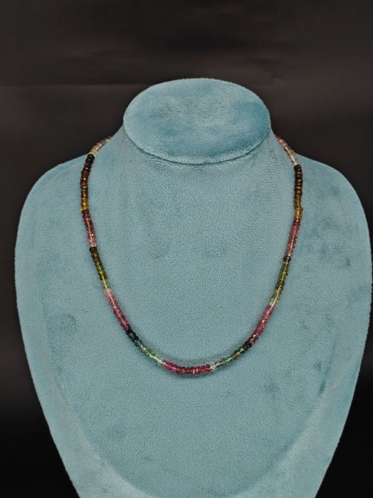 Колие от турмалин със сребърна закопчалка