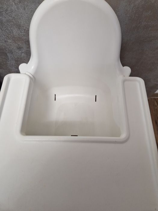 Vând scaun de masa ikea.folosit dar in stare buna