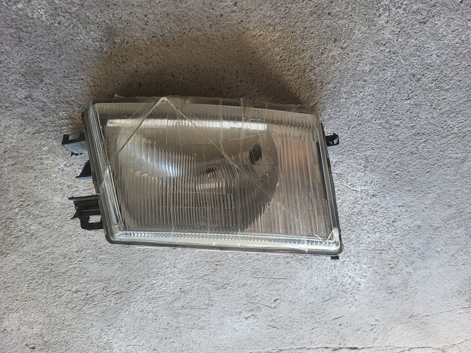 Субару форестор 1997 год.правая фара.с дефектом.