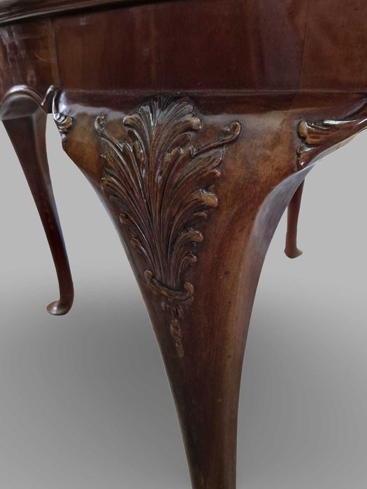 Трапезна овална маса изработена от висококачествен масивен орех