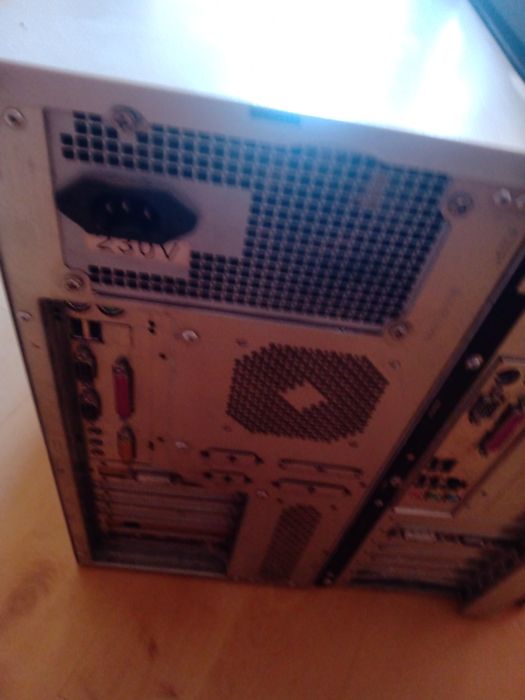 Два броя компютри отново време