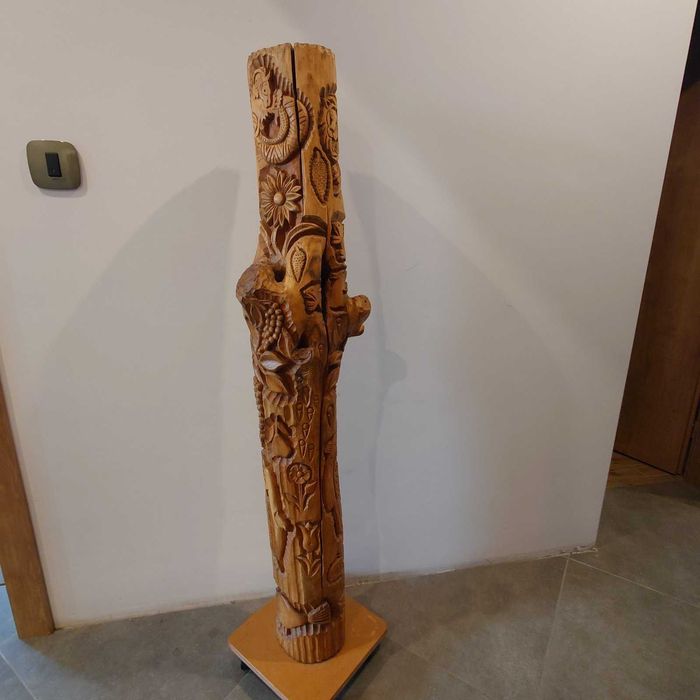 Дърворезба тотем на подвижна стойка