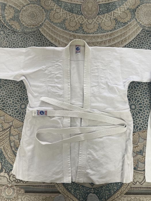 Кимано белово цвета