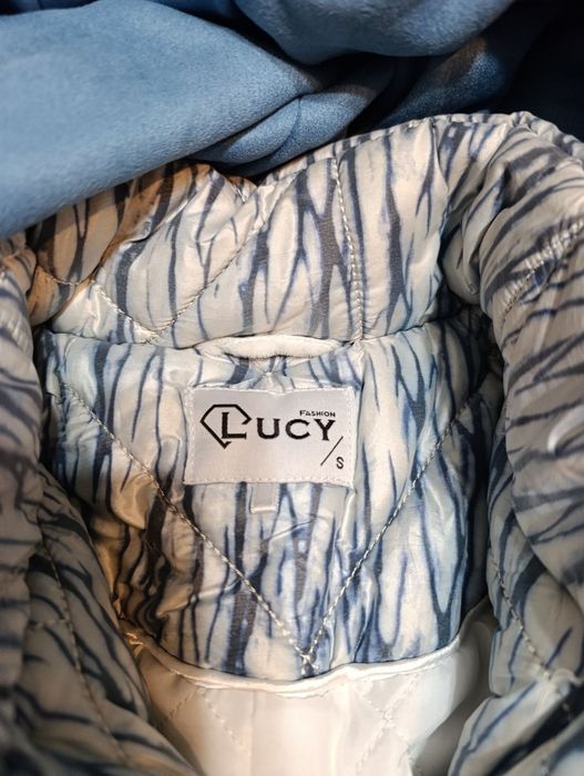 Капитонирано Яке Луси
Това е дълго, зимно яке с качулка, което стига п