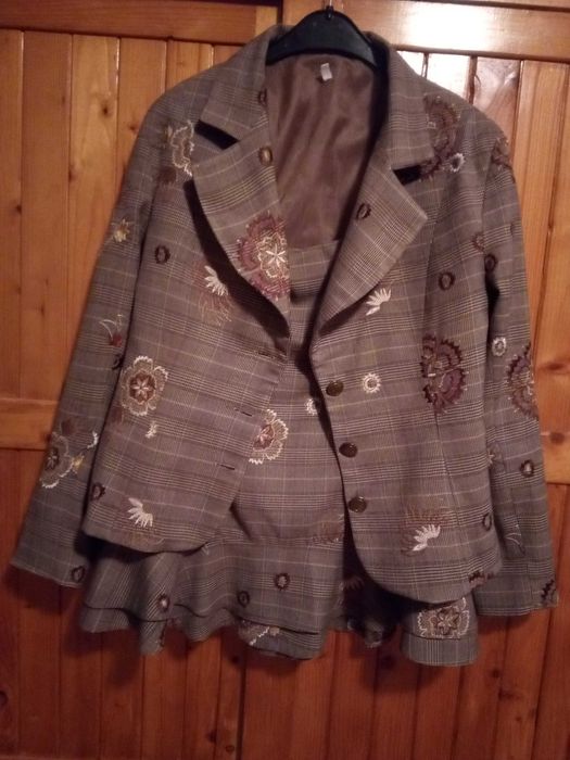 Costum dama din stofa subtire, cu broderie