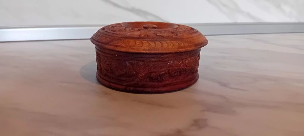 Стар стъклен шах и декоративни вещи.