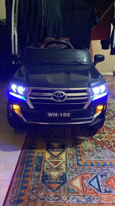 Продам детскую машинку на аккумуляторе