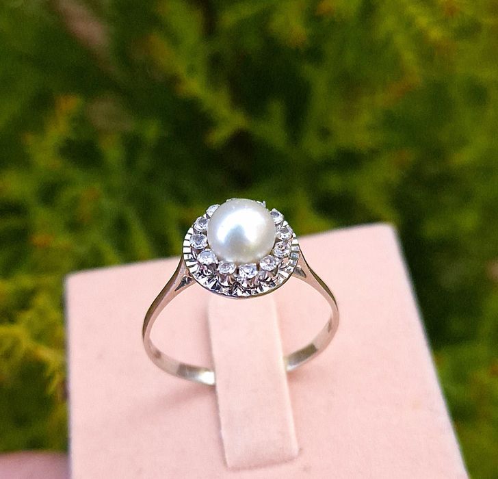 Inel vechi din aur de 18K cu perla si Spinel de sinteza