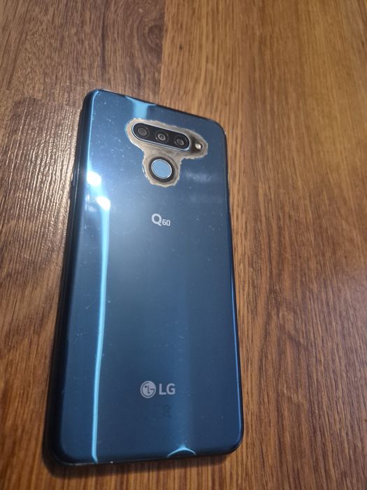 Смартфон LG Q60 + карта памет 128GB, кейсове и протектори