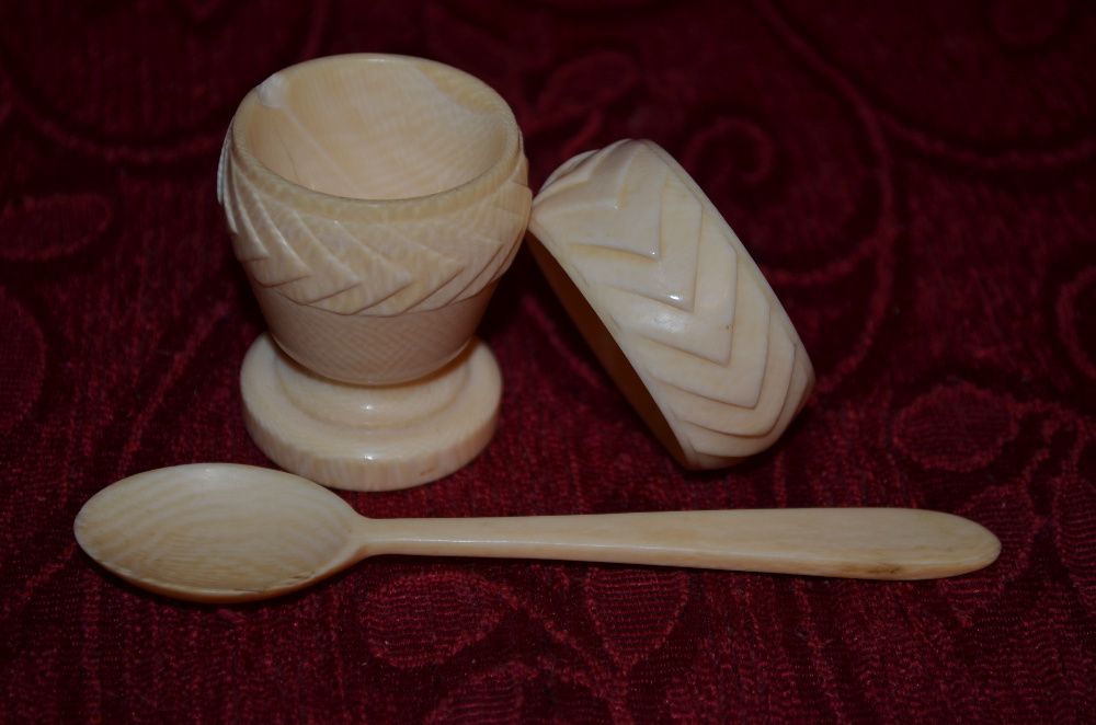 SET - Sculptat manual Ivory - Paharel + Lingurita + Inel servetel !