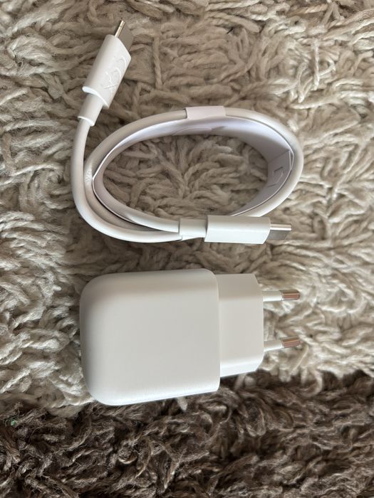 Адаптер и кабел- чисто нов