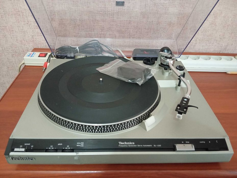 Продам проигрыватель винил дисков TECHNICS.