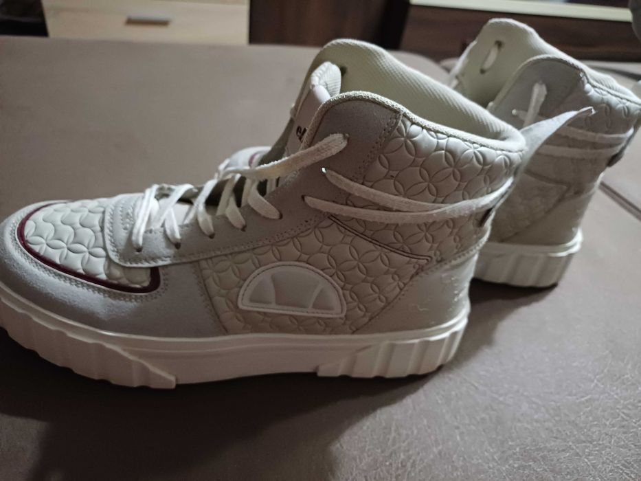 Специално  продавам маратонки.