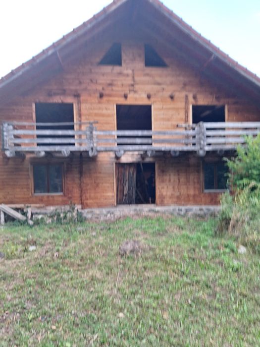 Vând cabana de lemn semirotund