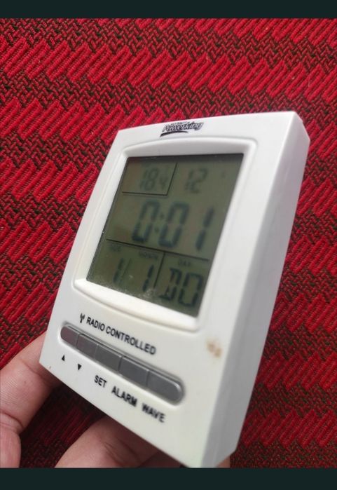 Ceas de birou, complex combinat cu alarmă, calendar, masurare temperatura și multe alte funcții.