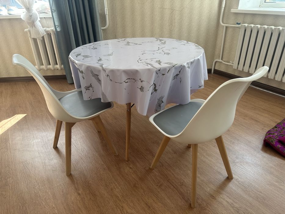 Продам обеденный стол с 4 стульями,