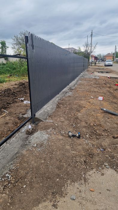 Vând garduri și porți împrejmuiri terenuri din plasă bordurată și pe metalică tablă cutată BCA sau beton lucrez cu materialele mele sau ale clienților