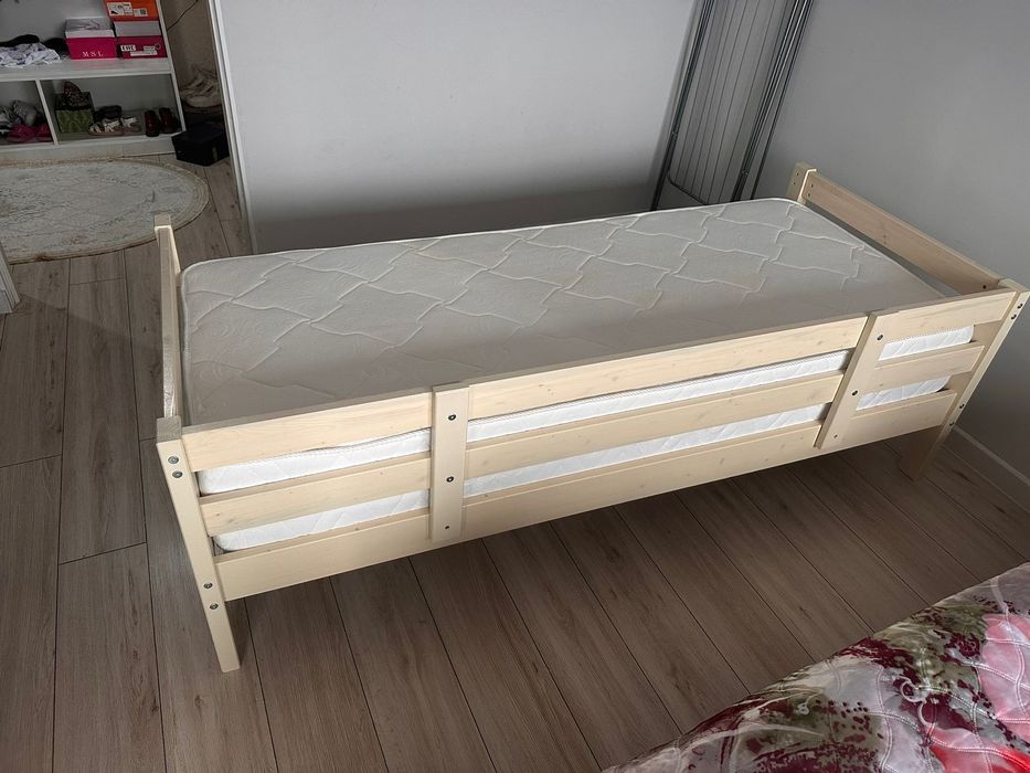 Кровать с матрасом