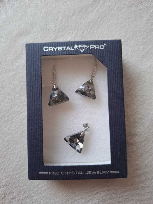 Обеци и висулка за верижка - black triangles