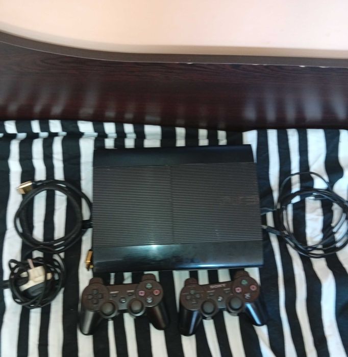 Комплект игрална конзола Ps3 Super Slim 500 gb, волан с педали и 12 игри