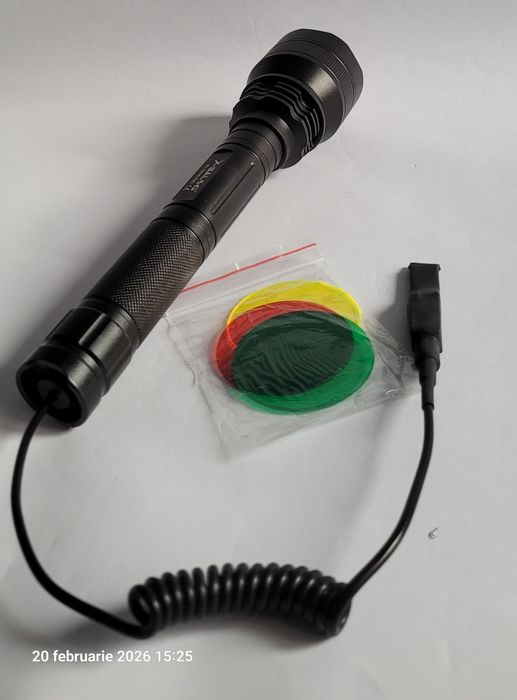 Lanternă tactică cu buton mobil on/of.