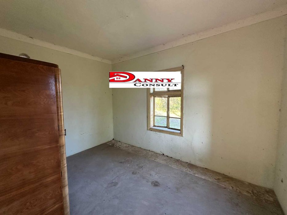 Стара къща с двор и кладенец в с. Горски Сеновец