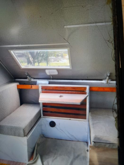 Mini-Rulotă Off-Grid Tip „A-Frame” – Pliabilă și Dotată Complet