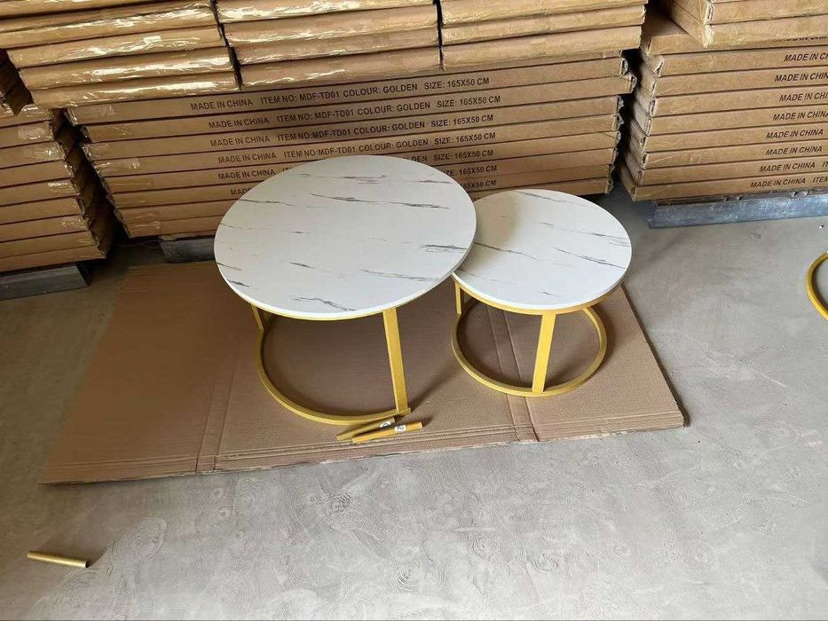 Мобильный приставной столик, диван, небольшой приставной столик