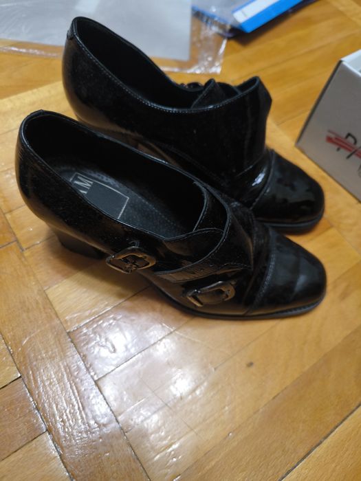 Vând pantofi de piele