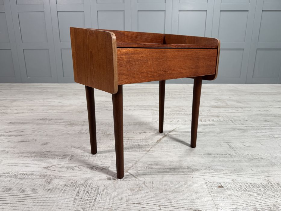 Винтидж нощно шкафче Д1146