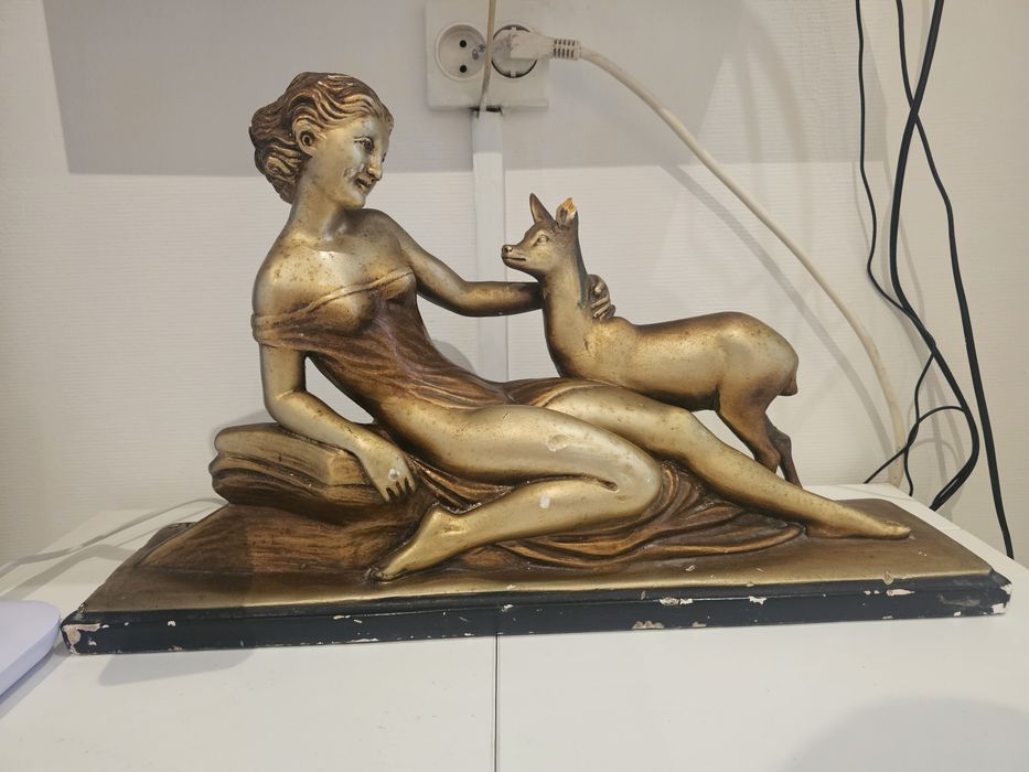 Декоративна гипсова статуя – жена с еленче (подпис L. Boni)