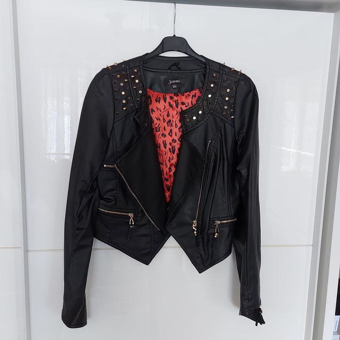 Черно кожено яке.