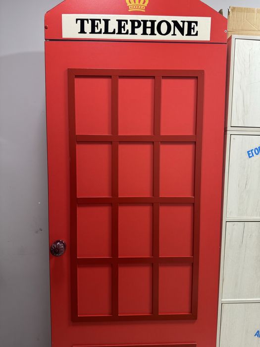 Стильный шкаф в виде телефонной будки