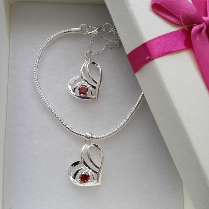 Нов,масивен, дамски сребърен комплект,със сърца. 12 различни. В кутия.