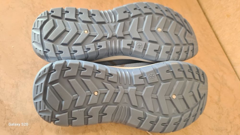 Кроссовки дышащие, длина стельки 26 см