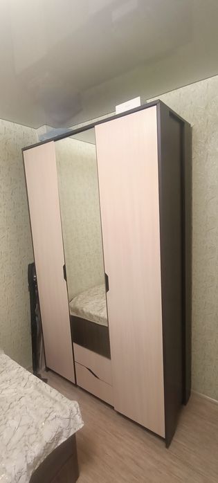 Шкаф с полками  для одежды