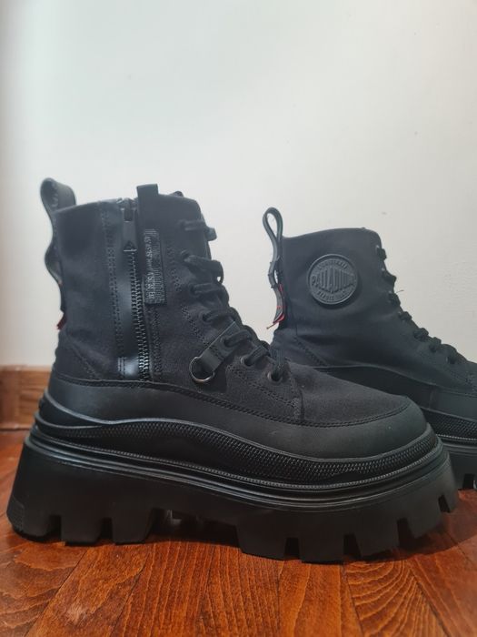 Palladium Ghete cu șireturi 'SQUAD' negru