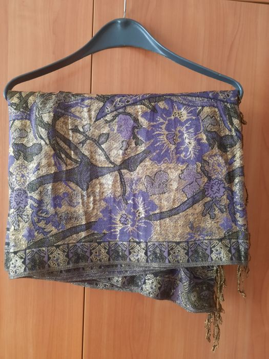 Дамски шал с коприна