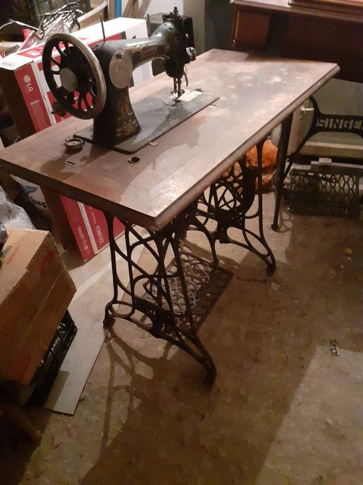 Masa cu picioare de la o masina de cusut veche.