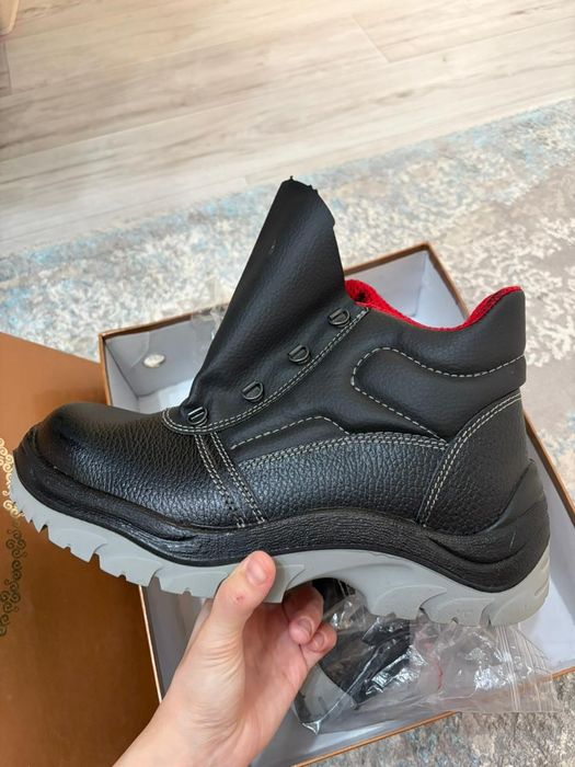 Продам спец ботинку 42 размер