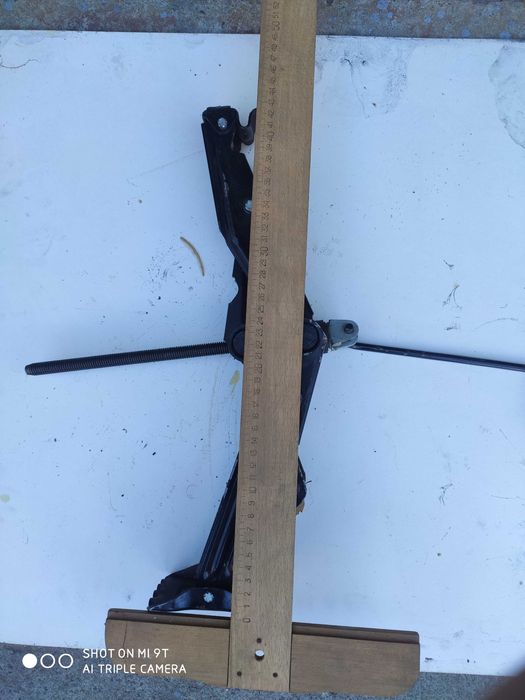 Домкрат автомобильный