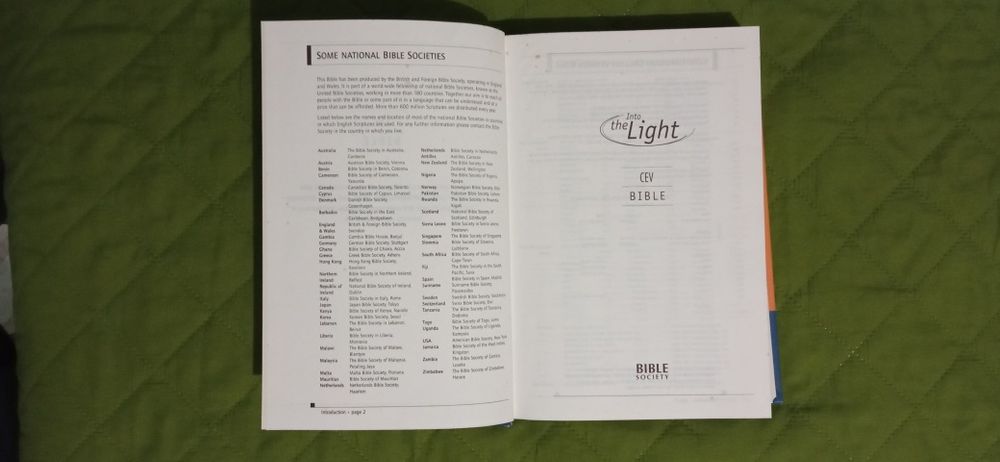 Biblia in limba engleza (Into the light)