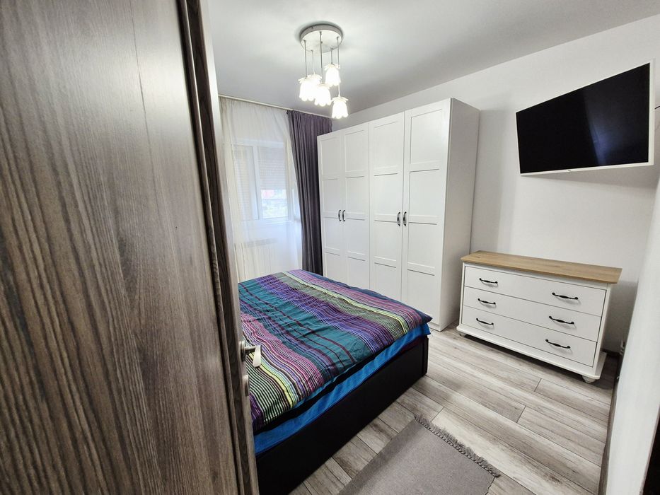 Vând apartament cu 3 camere, 61 mp, 1/10, 1978, Bariera Bucureşti. Accept credit ipotecar