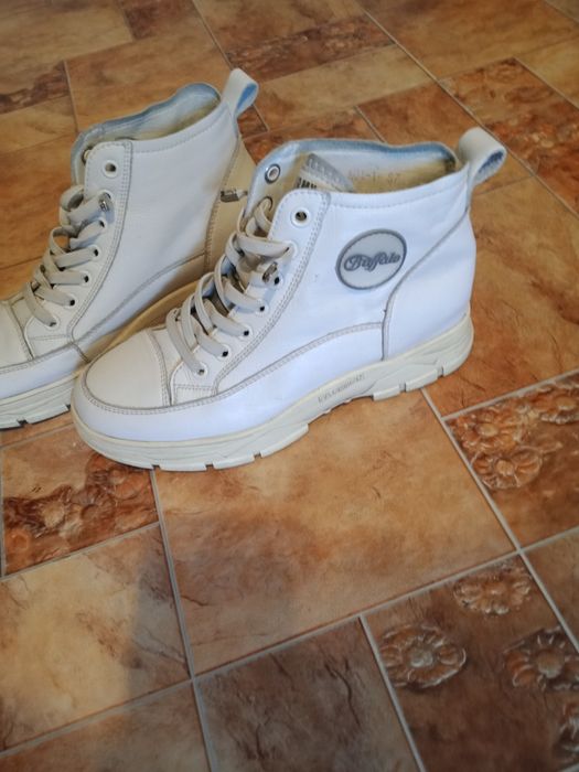 Кроссовки женские