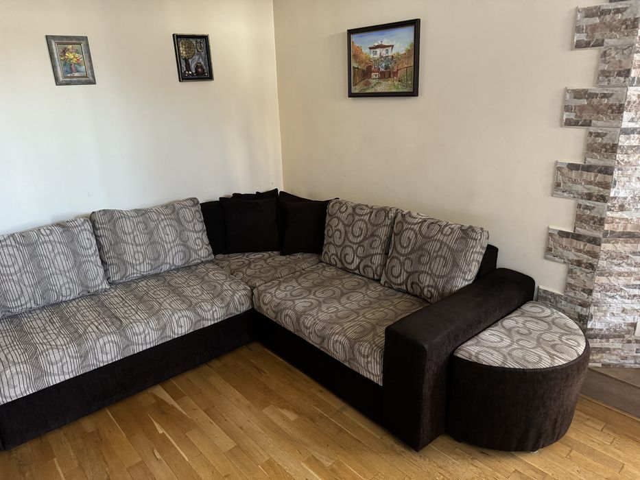 Голям стабилен диван, разтегателен, ъглов,с ракла, табуретки 250/220sm