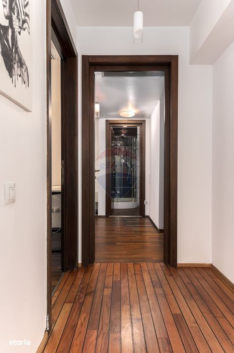 4 camere, semineu, piscina interioara, sauna. sala de sport, parcare