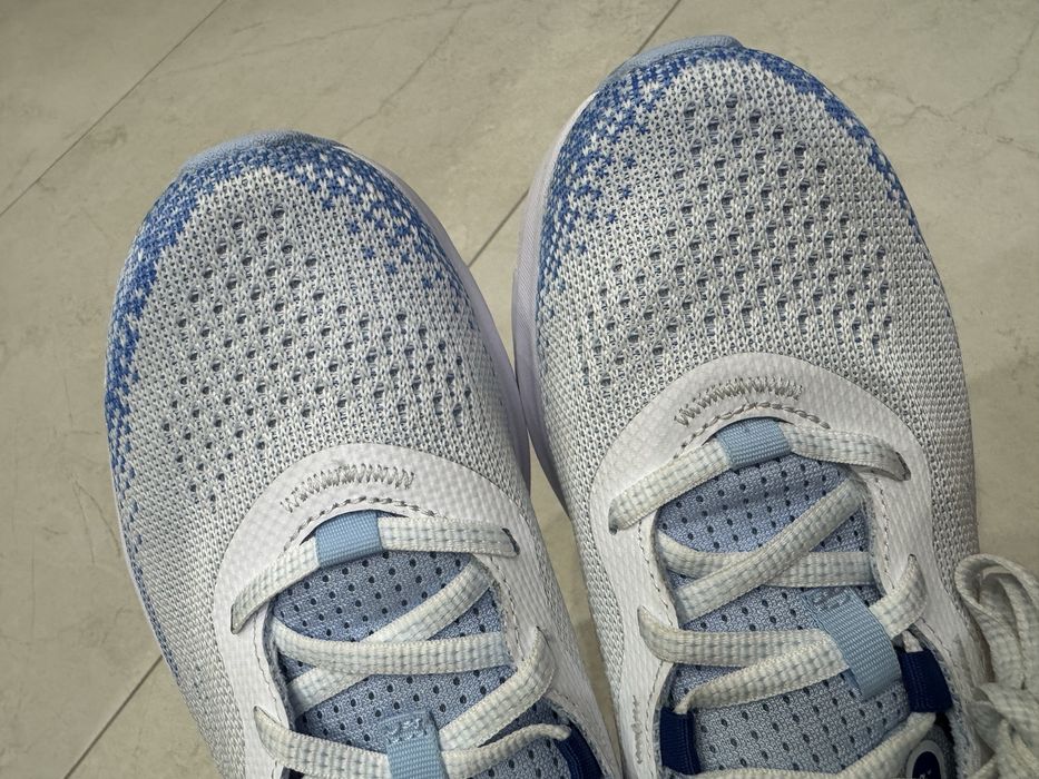 Under Armour кроссовки.