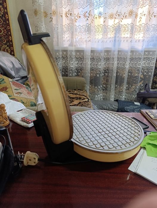 Продам электровафельницу