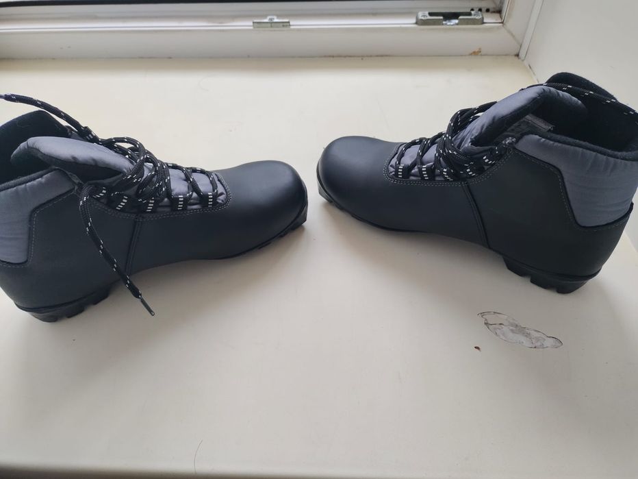 Лыжные ботинки.  .